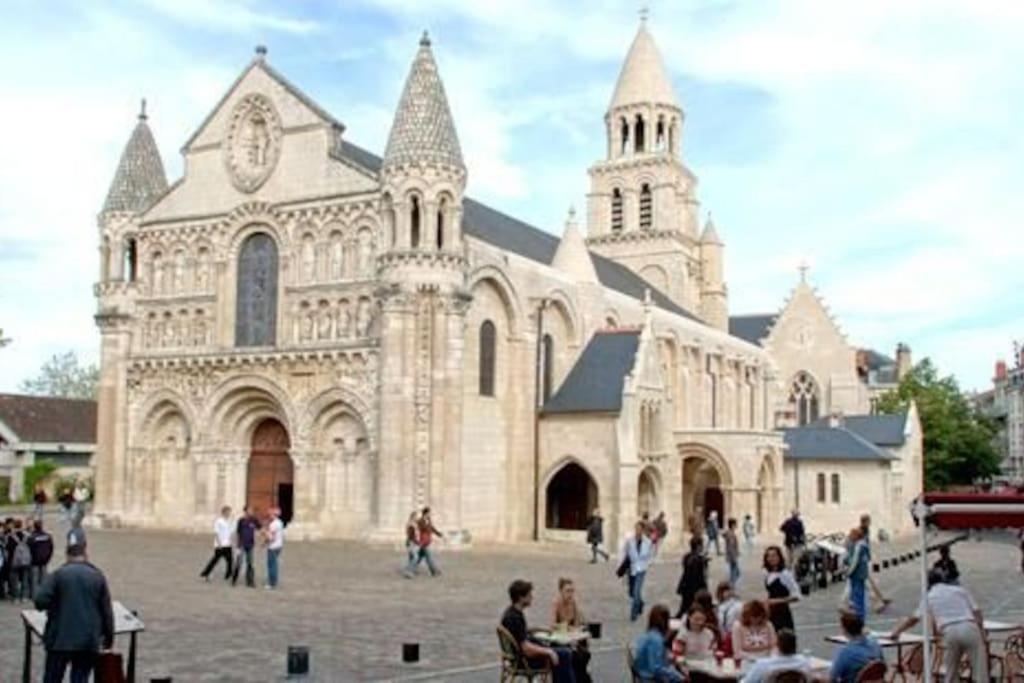 • Bel Appartement - Centre Historique De Poitiers Bagian luar foto