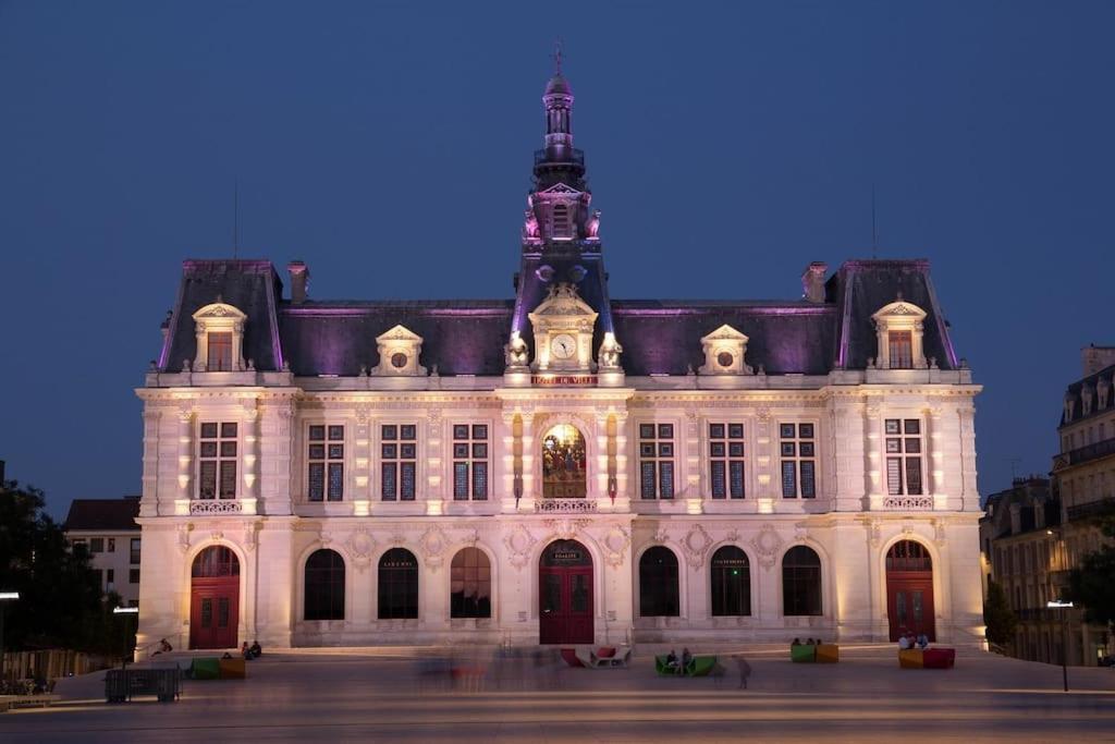 • Bel Appartement - Centre Historique De Poitiers Bagian luar foto